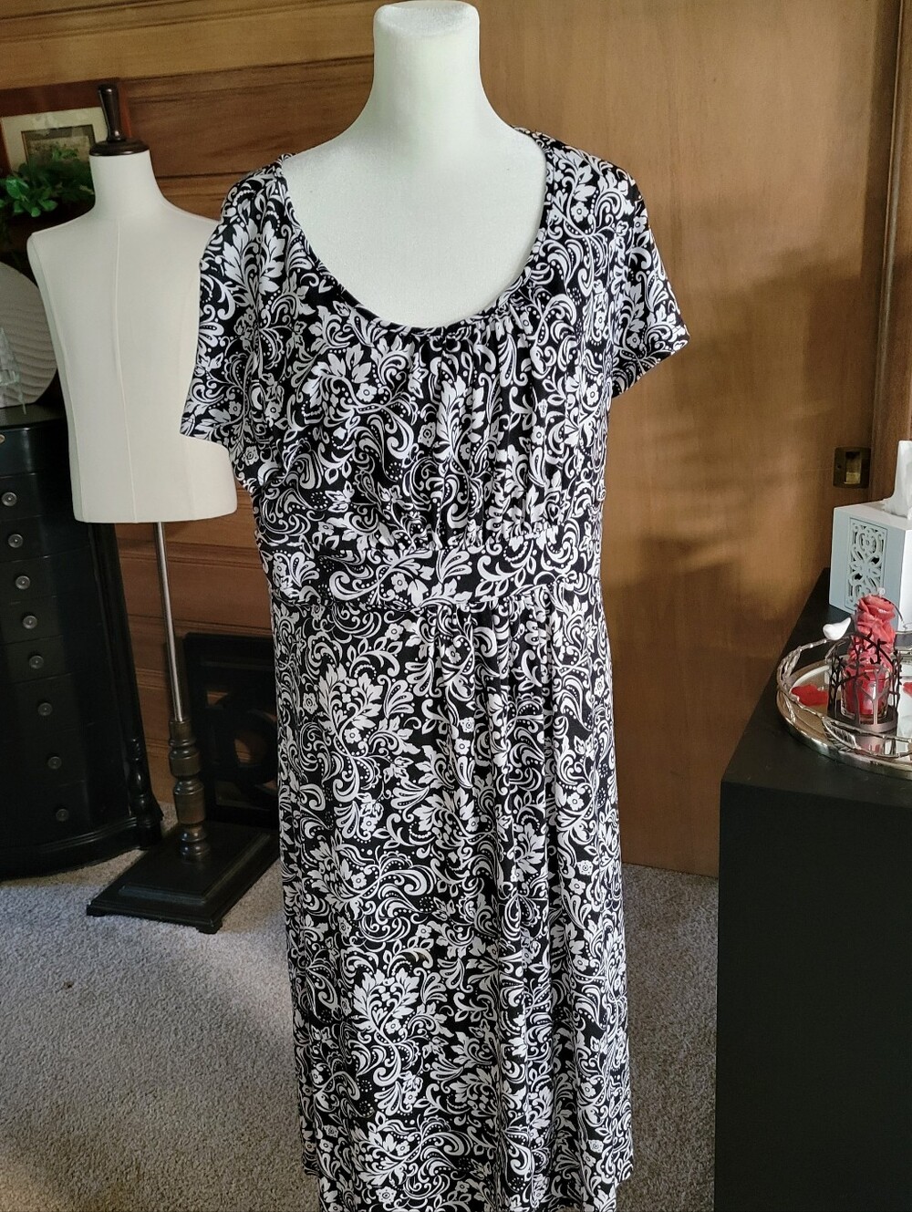 White Stag Black & White Floral-Print Scoop Neck Women's Top